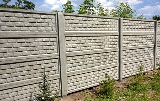 Забор из бетонных секций