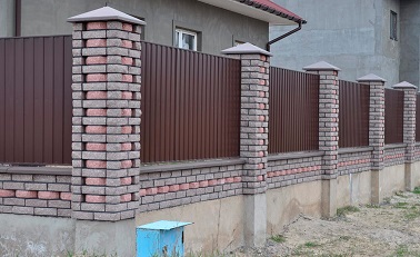 Забор с кирпичными столбами с цоколем