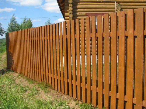 забор из деревянного штакетника