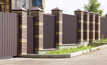 забор с кирпичными колонами и различным наполнением