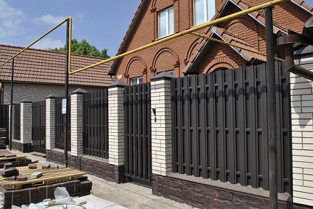 забор с кирпичными колонами и различным наполнением