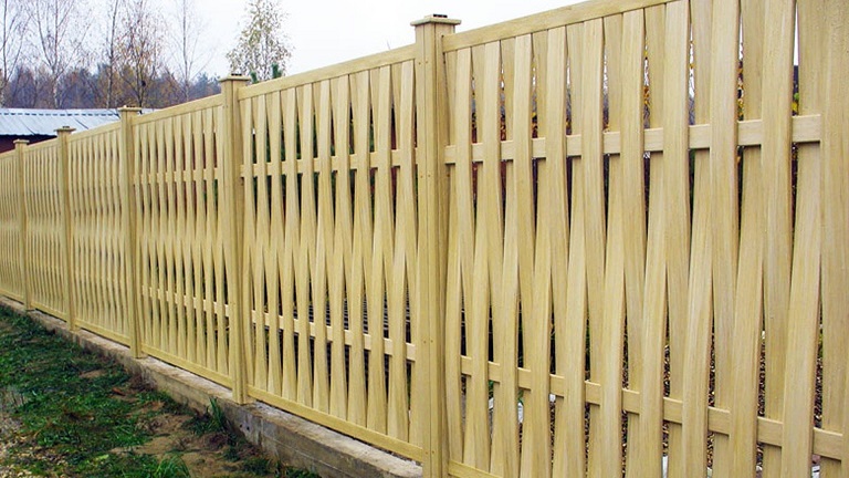 забор из плетёного деревянного штакетника