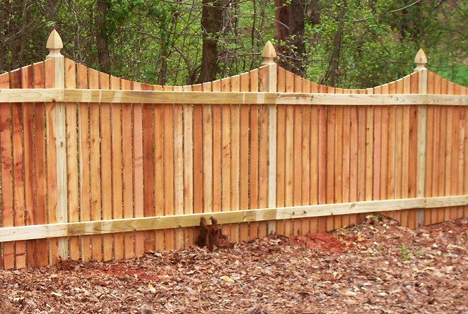 забор из узорного деревянного штакетника